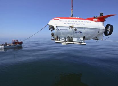 El batiscafo 'Mir-2' antes de ser introducido en el lago Baikal