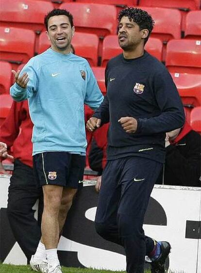 Xavi y Rijkaard, en el entrenamiento del Barcelona en Old Trafford