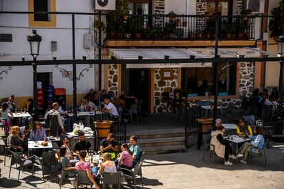El bar de la plaza del pueblo de Valdecaballeros (Badajoz) con vecinos tomando el aperitivo.
