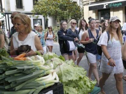 Un grupo de turistas pasea por las calles de San Sebastián. 