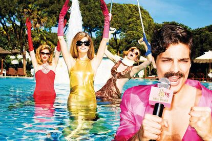 Muchas chicas y una sola corona. El presentador del certamen, Javier, lleva un traje de Ana Locking. Dentro de la piscina y en el centro está la concursante estadounidense con vestido 'vintage' de lamé de Pedro del Hierro, gafas de sol de Tom Ford, guantes de Varade y diadema de Pronovias. A la izquierda, la aspirante brasileña posa con vestido de la línea noche diseñada por Manuel Mota para Pronovias, diadema de la misma firma, gafas de John Galliano y guantes de El Corte Inglés. La concursante sueca (con muletas y collarín) lleva un vestido 'vintage' de Pedro del Hierro, guantes de Varade, diadema de Pronovias y gafas de sol de D&G.