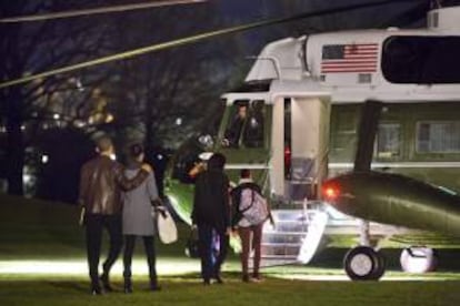 En la imagen, el presidente de EE.UU., Barack Obama, su hija Malia, la primera dama Michelle Obama, y su hija Sasha, salen de la Casa Blanca para unas vacaciones de Navidad en Hawai.
