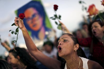 Manifestación de mujeres en apoyo a la presidenta brasileña, Dilma Rousseff, en el Palacio de Planalto en Brasilia (Brasil).