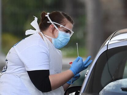 Una empleada del NHS (la sanidad pública británica) realiza una prueba de coronavirus en Londres.