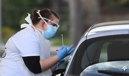 Funcionária do NHS (o serviço público de saúde britânico) realiza um teste de coronavírus em Londres.