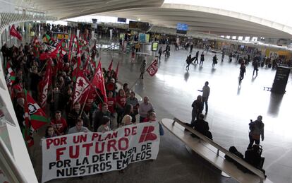 Protesta de trabajadores de Iberia en el aeropuerto de Bilbao