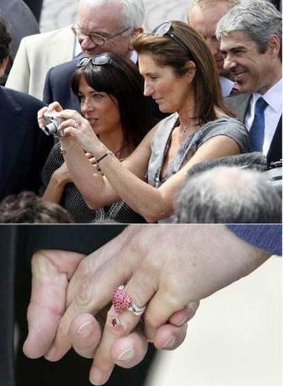 Cécilia Ciganer, con el anillo. Abajo, la sortija en el dedo anular de Carla Bruni.