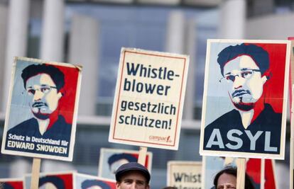 Marcha a favor de Snowden ante la cancillería alemana, el 4 de julio en Berlín.
