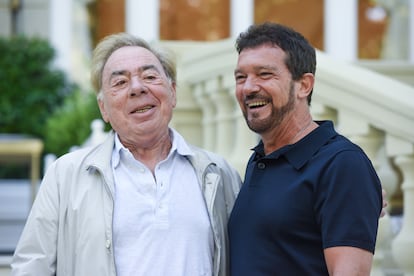 El compositor Andrew Lloyd Webber y el actor Antonio Banderas, este lunes por la mañana en el jardín del hotel Ritz de Madrid.