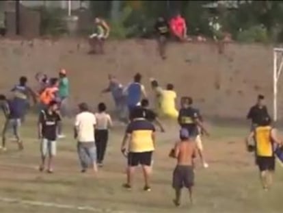 Varios espectadores saltaron al terreno de juego para agredir al colegiado y a varios policías