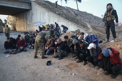 Un grupo de soldados y partidarios del régimen de El Asad, detenido por los rebeldes en la carretera que une Homs y Damasco. 