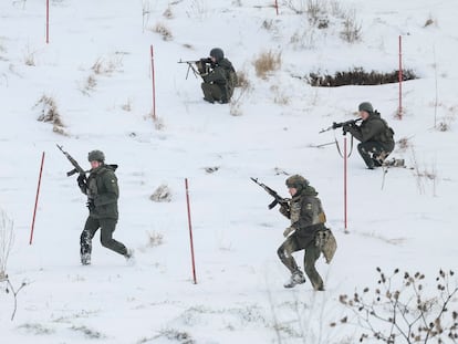 Soldados ucranios de maniobras cerca de la frontera con Rusia, este sábado.