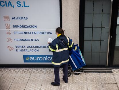 Una cartera reparte correo en un polígono industrial en A Coruña.