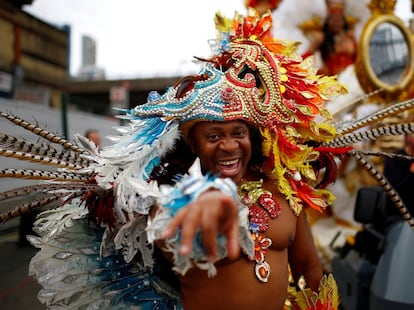 Un participante del carnaval de Notting Hill en Londres (Reino Unido). 