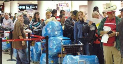 Cola en el aeropuerto de Miami para tomar un vuelo hacia La Habana.