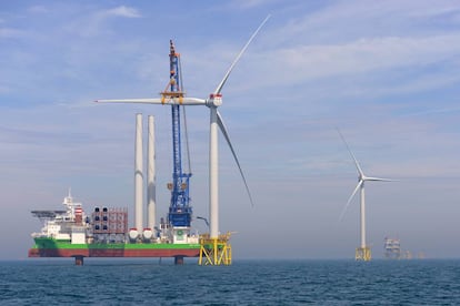 Montaje de aerogeneradores en el East Anglia One, el campo eólico marino que Iberdrola construye en el Mar del Norte (Reino Unido).