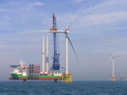 Montaje de aerogeneradores en el East Anglia One, el campo eólico marino que Iberdrola construye en el Mar del Norte (Reino Unido).