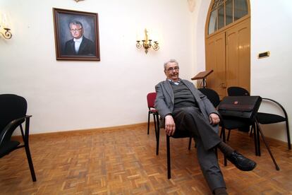 Joan Guinjoan, compositor, en el Salón de Plenos del Ayuntamiento de Riudoms, (Tarragona) con su retrato a sus espaldas, en 2011.
