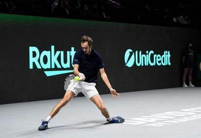 Medvedev devuelve la pelota durante el partido contra Cilic.