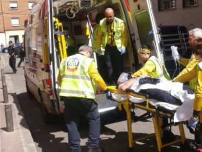 Facultativos del SAMUR trasladan al herido.