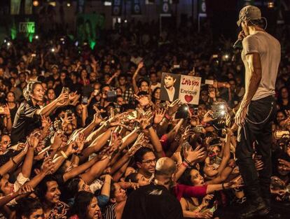 Enrique Iglesias, durant el seu concert a Colombo (Sri Lanka), en una imatge publicada en el seu compte d'Instagram.