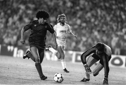 Maradona, con Agustín y Juan José antes de marcar un recordado gol al Real Madrid, el 26 de junio de 1983.