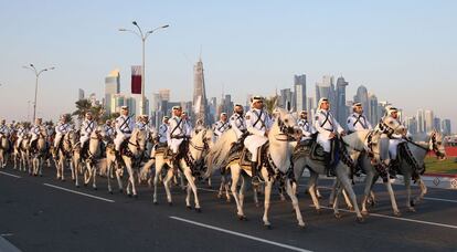 Policías de Qatar sobre caballos desfilan en Doha.