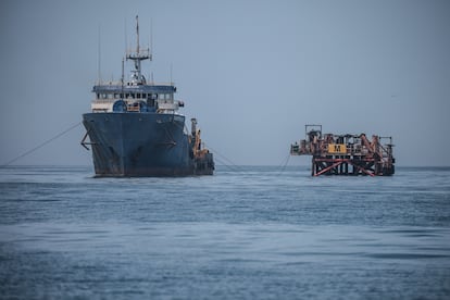 Un buque y una plataforma petrolera frente a Cabo Blanco y Lobitos, en Perú.