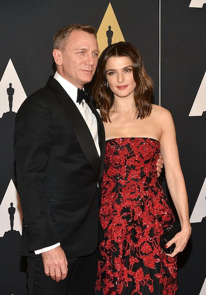 DANIEL CRAIG Y RACHEL WEISZ. Se conocieron en 2010 en el rodaje de la pelcula de terror Detrs de las paredes. Al mismo tiempo, Weisz firm el divorcio de su marido, el director Darren Aronofsky, y Craig lo dejaba con su prometida. Un a?o ms tarde, la pareja se casaba en secreto en Nueva York, en una boda que solo tuvo cuatro invitados: Ella, hija de Craig; Henry, hijo de Weisz, y dos amigos. En 2018, tuvieron a su primer hijo juntos.