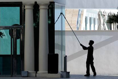 Un trabajador limpiaba una cristalera la semana pasada en Valencia.