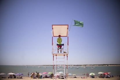  Un socorrista vigila a los bañistas en las playas de Sanlúcar de Barrameda.
