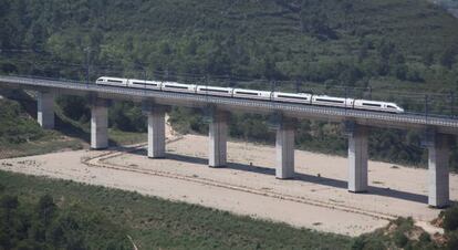 An AVE train crosses the Candi bridge in Tarragona.