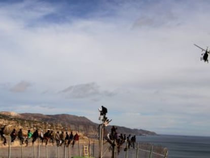 Este es un viaje por Melilla, Tarifa y Dakar (Senegal), tres ciudades que encarnan los tres pilares de la política migratoria española