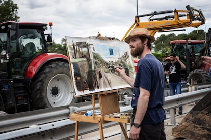 Un hombre pinta un cuadro durante las protestas agrícolas de este lunes.