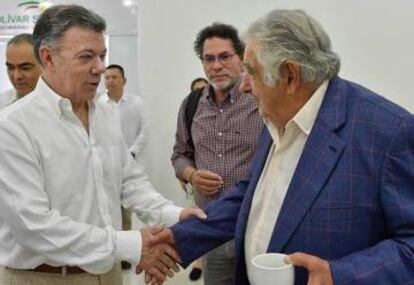 El presidente Juan Manuel Santos y el expresidente de Uruguay José Mujica esta mañana en Gobernación de Bolívar.