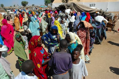 2005, Darfur, Sudán. La organización de cientos de personas para las distribuciones de alimentos es una tarea laboriosa. En esta ocasión, nos habíamos olvidado el megáfono en la oficina, lo que hizo que uno de mis compañeros de fatigas en Kabkabiya tuviera que emplearse a fondo. Yo me ausenté durante un rato para visitar otra distribución y cuando regresé mi compañero, empapado en sudor, había logrado que la gente formara filas ordenadas; eso sí, a costa de perder la voz durante un par de días. Hasta la gente a la que estaba intentando organizar sonreía al verlo desgañitarse.