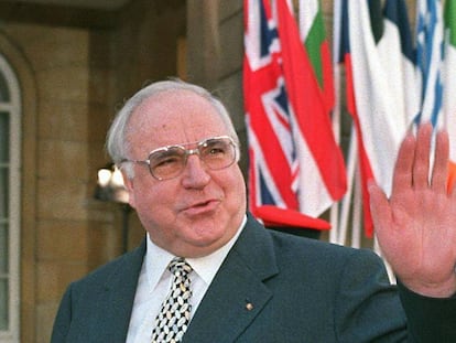 Imagen de archivo. Helmut Kohl en una reuni&oacute;n de los l&iacute;deres de la UE en 1998.