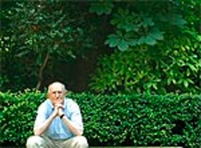 Marcel Gauchet, en el jardín del edificio de la editorial Gallimard.