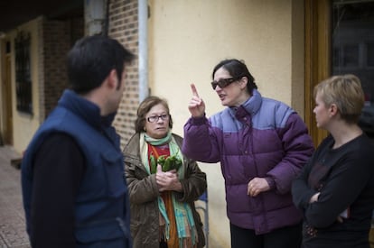 Álvaro Fernández, Luisa Huidobro, María Ruiz y Vanesa Ramos, vecinos de Valle de Sedano, rechazan que en su pueblo se use el fracking.