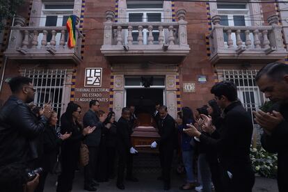 Los portadores del féretro de Ociel Baena salen del Tribunal Electoral de Aguascalientes, este martes.