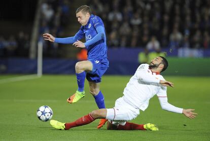 El jugador del Leicester, Jamie Vardy, lucha por llevarse el balón ante Adil Rami, del Sevilla.
