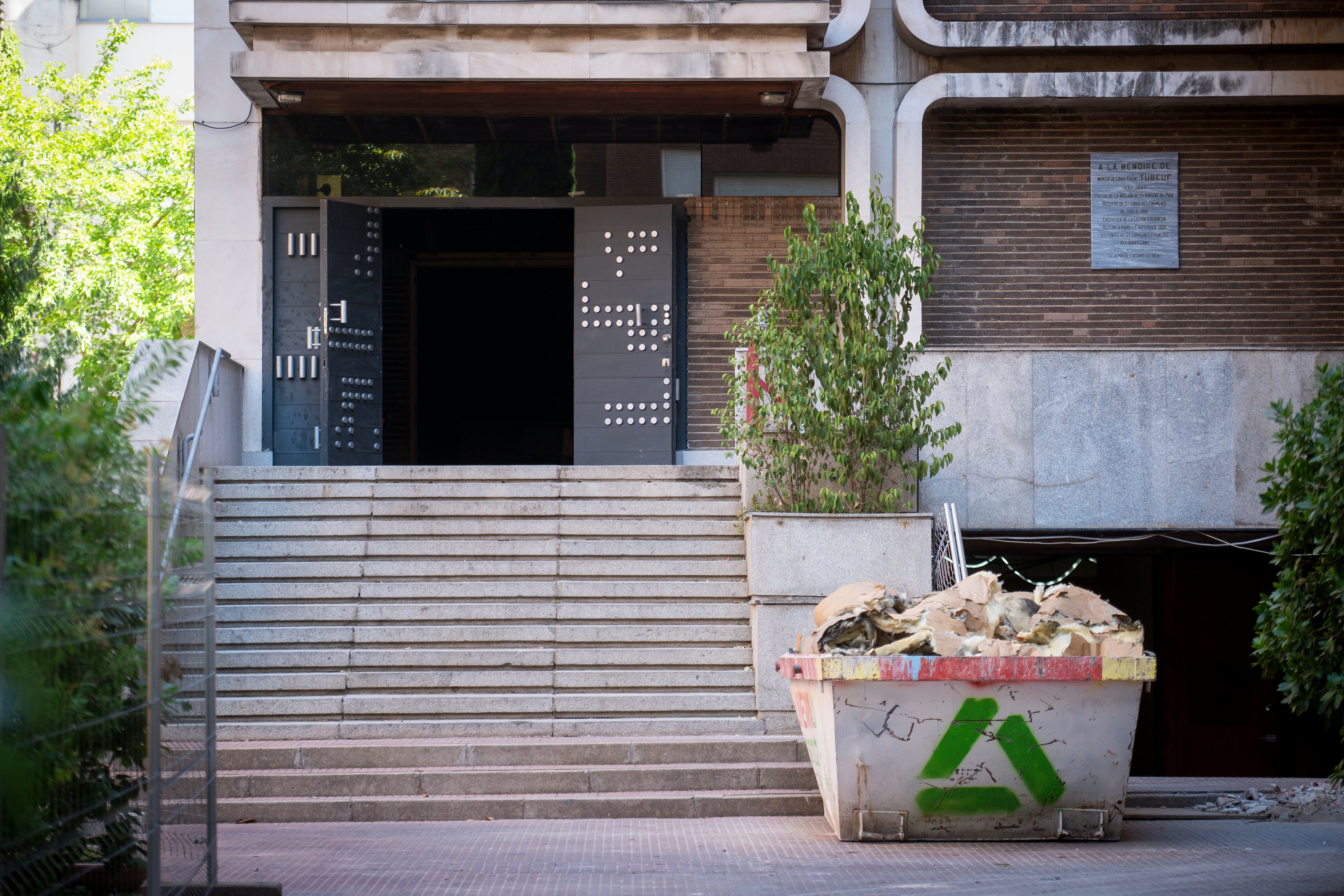 Un contenedor con escombros, a las puertas de la iglesia de San Luis de los Franceses, el pasado martes.