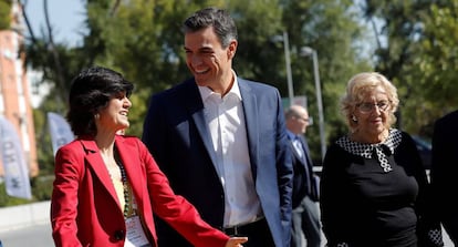 El presidente del Gobierno, Pedro Sánchez, que asiste al South Summit 2018, acompañado por la alcaldesa de Madrid, Manuela Carmena y María Benjumea.