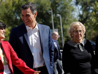 El presidente del Gobierno, Pedro Sánchez, que asiste al South Summit 2018, acompañado por la alcaldesa de Madrid, Manuela Carmena y María Benjumea.