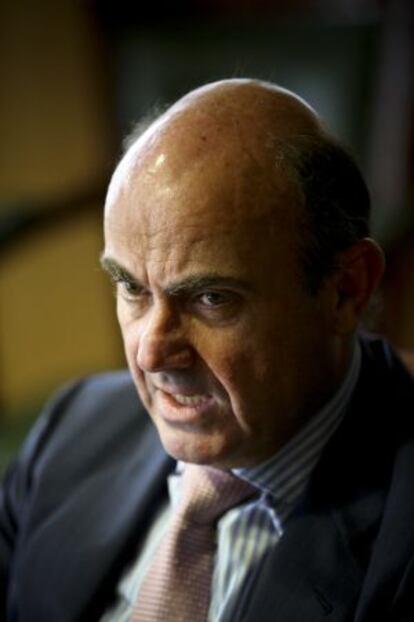 El ministro de Economía, Luis de Guindos, en su despacho del ministerio.