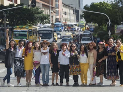 Una parte de las mujeres del colectivo en medio de una calle céntrica de Medellín.
