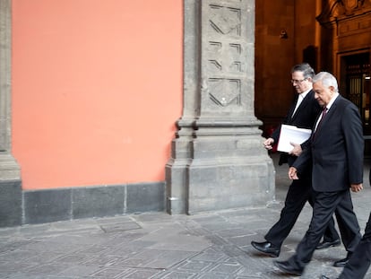 El presidente López Obrador junto a su canciller, Marcelo Ebrard, en Palacio Nacional.