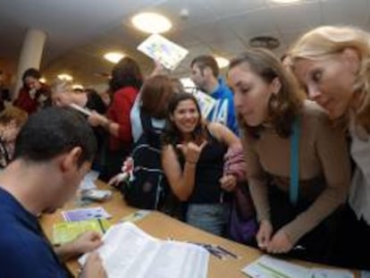 Estudiantes del programa Erasmus en el Paraninfo de la Universidad de A Coruña. EFE/Archivo