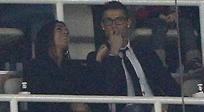 El futbolista y su novia, en el Bernabéu.