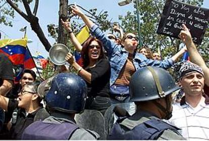 Manifestantes contrarios a Chávez en la manifestación de hoy en Caracas.